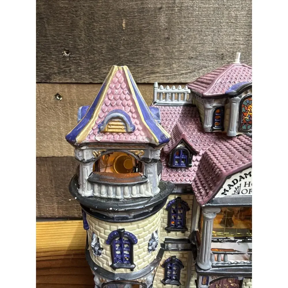 Lemax Spooky Town Collection Madam Ashbury's Lighted House of Wax 35784A-flaws